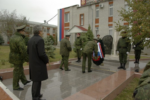 Возложение цветов к памятнику погибших солдат и офицеров бригады