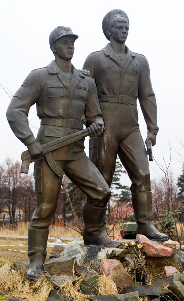 Истринский район, пос. Снегири, Ленино-Снегиревский музей. Памятник советским солдатам, погибшим в Афганистане. Открыт в 1993 г.