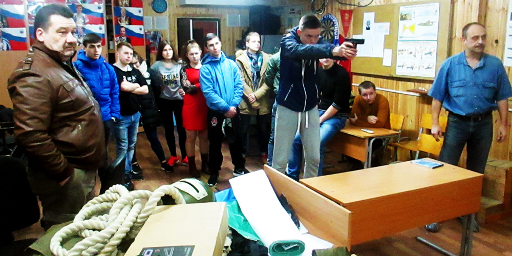 На базе военно-спортивного клуба «Факел» прошли занятия по стрелковому спорту для студентов Подольского колледжа