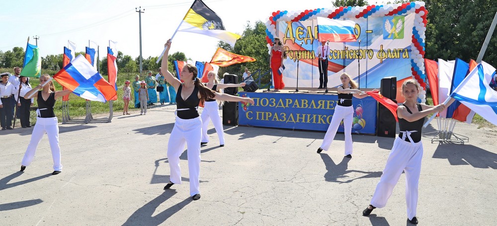 Торжества в честь российского флага прошли в луховицком селе Дединово