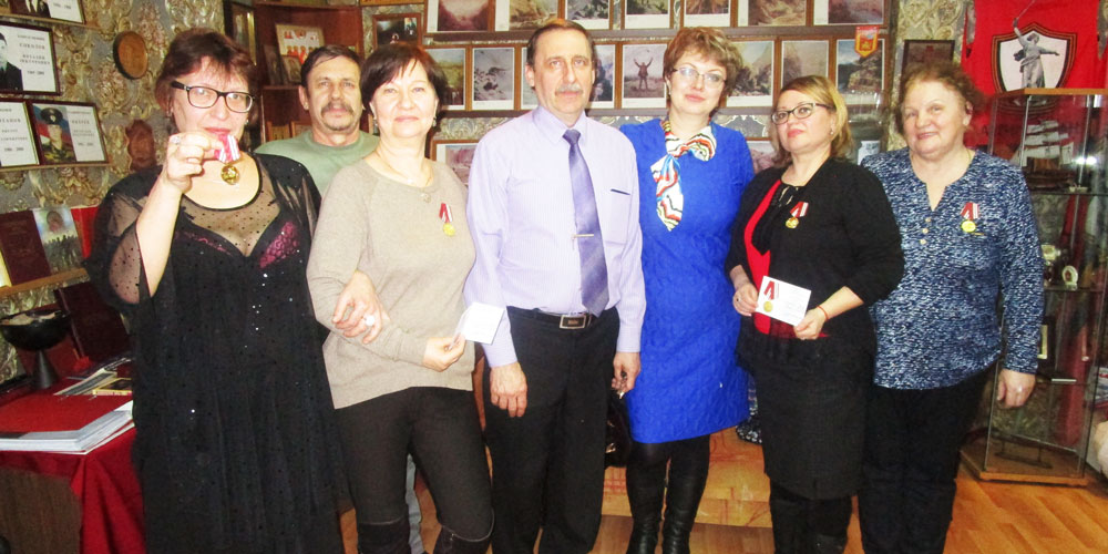 Поздравили с праздником женщин из семей погибших защитников Отечества