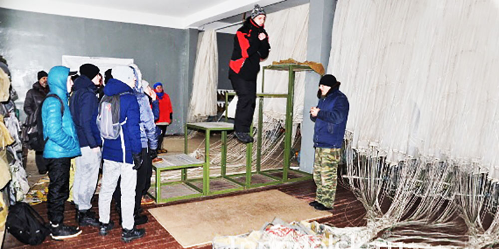 Юные подольские десантники совершили зимние прыжки с парашютом
