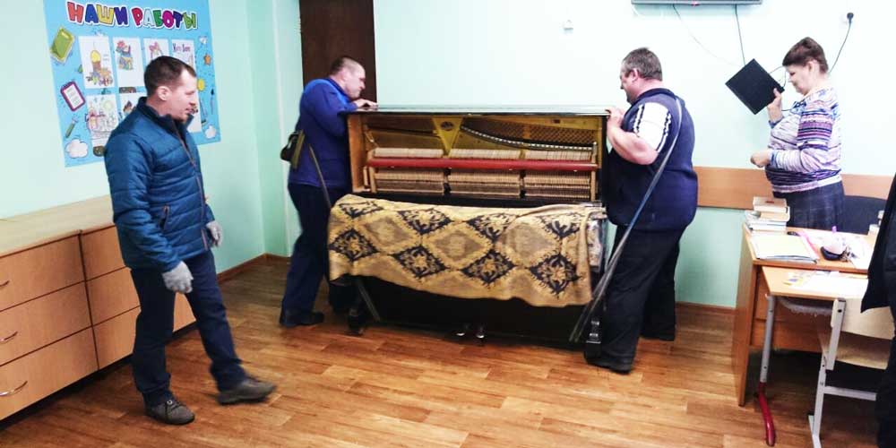Ветераны подарили пианино для сиротского приюта