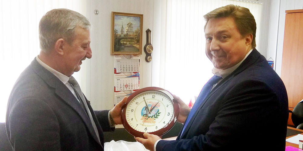 Вручили памятные подарки начальнику Московского областного госпиталя для ветеранов войн