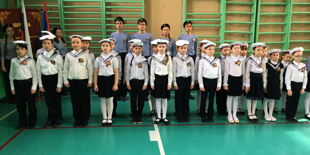Подольские десантники выступили арбитрами смотра строя  и песни в школе №18 имени Подольских курсантов