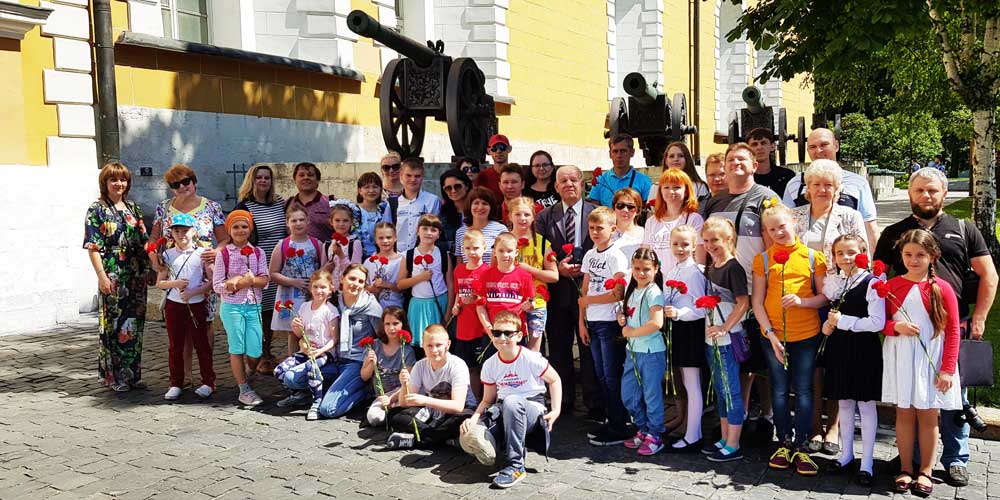 Дети победители конкурса патриотического рисунка побывали на экскурсии в Кремле