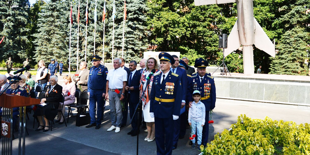 Парад в честь Дня Военно-воздушных сил России в микрорайоне Чкаловский