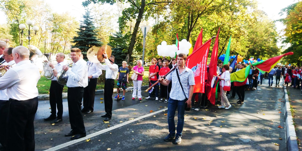Ветераны Красногорска приняли участие в шествии трудовых коллективов