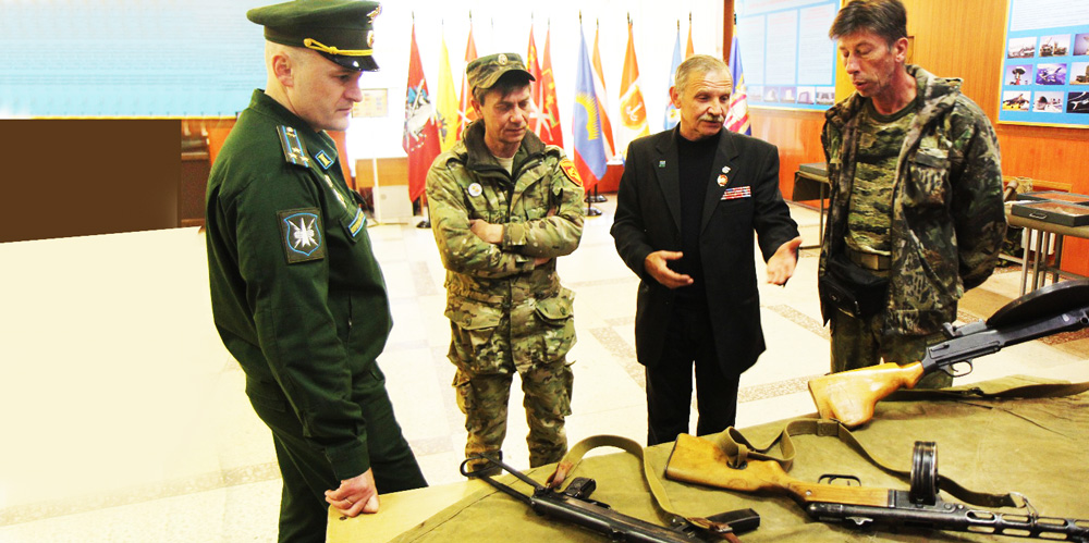 Член «БОЕВОГО БРАТСТВА» принял участие в организации выставки в военном центре