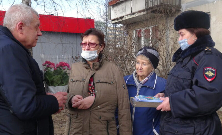 В Егорьевске полицейские и общественники присоединились к акции «8 Марта – в каждый дом!»