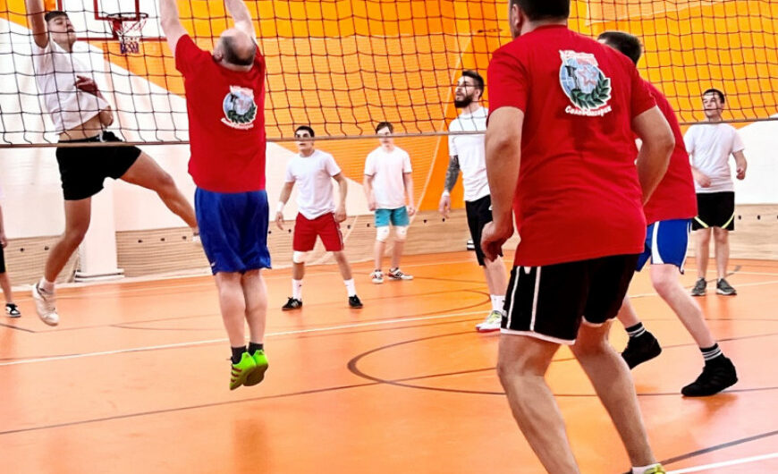 Солнечногорцы сыграли в волейбол с педагогами и школьниками Ложковской школы