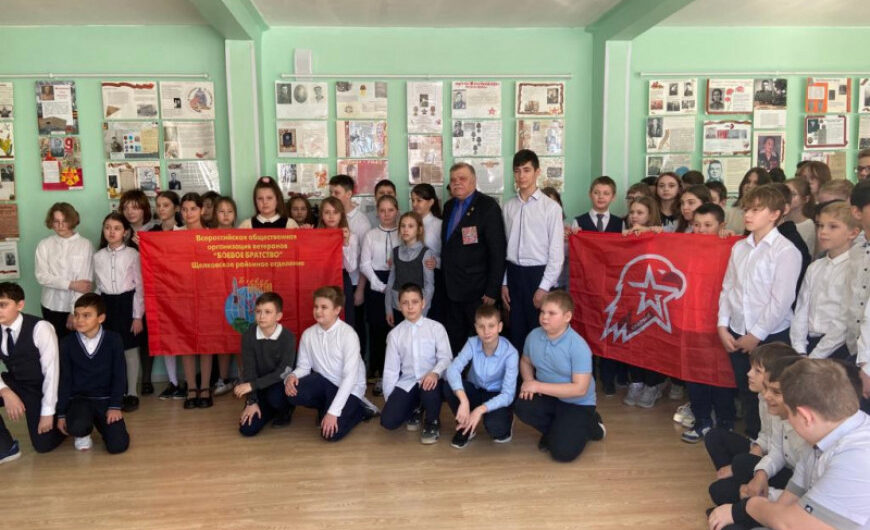 В щелковской школе №3 воссоединению Крыма и России посвятили линейку
