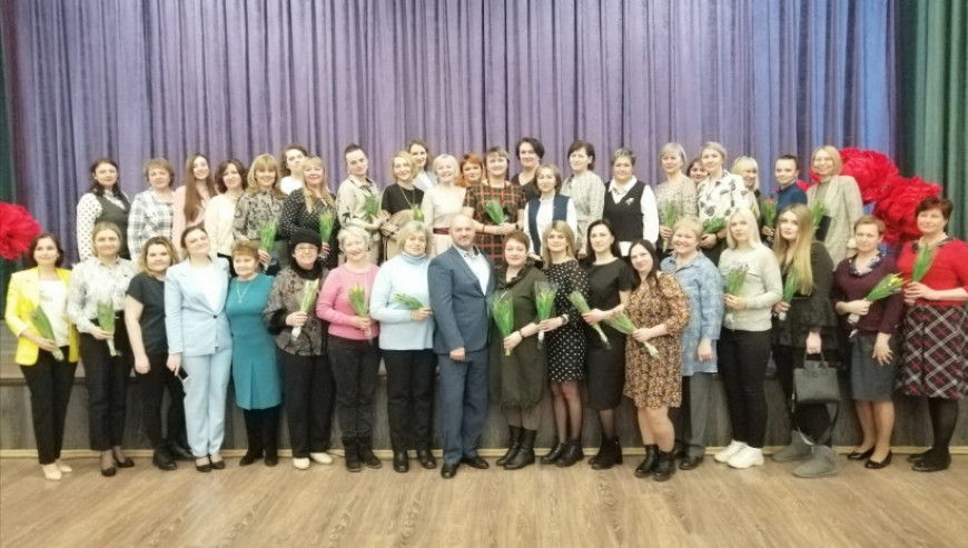 Руководитель Домодедовского «БОЕВОГО БРАТСТВА» поздравил с 8 марта учителей школы №9