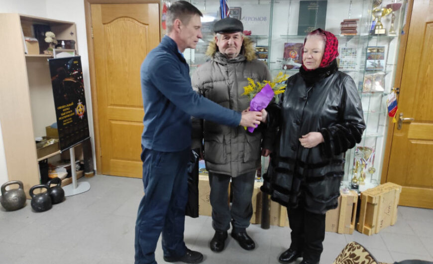 Ветераны Домодедовского «БОЕВОГО БРАТСТВА» вручили подарок матери Григория Цуркану