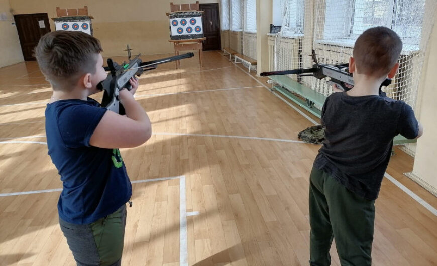 Солнечногорский ветеран провел тренировку с детьми по стрельбе из арбалета