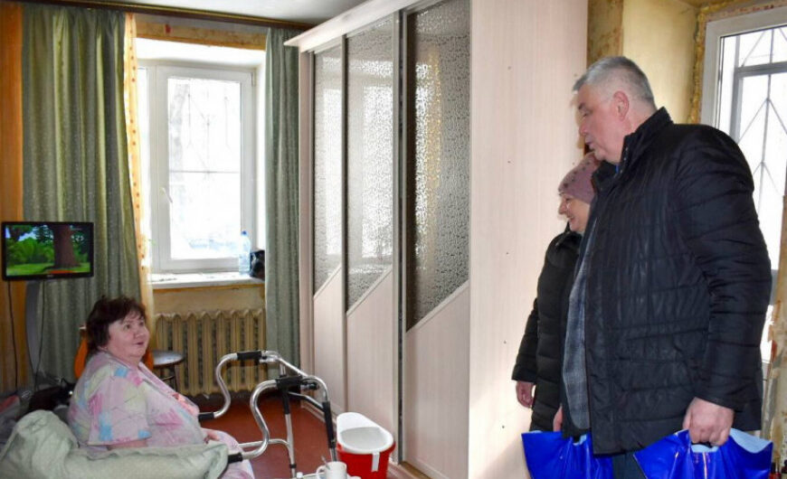 Ветеран передал продуктовый набор одинокой пенсионерке из Балашихи