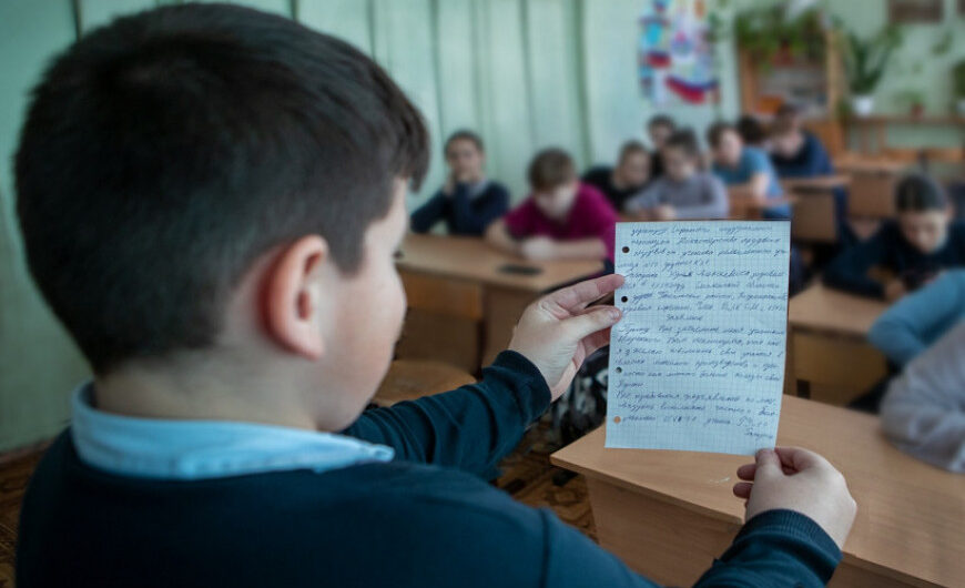 Александр Яблонских провёл для пятиклассников урок мужества «Священная война»