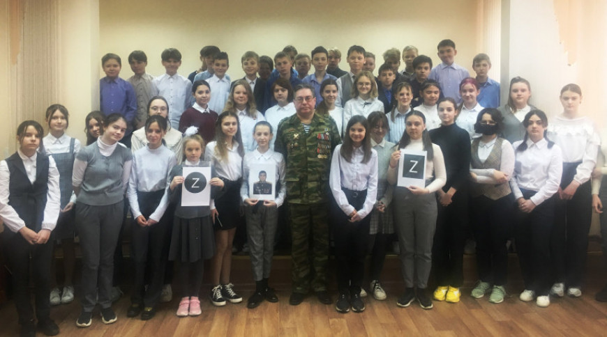 Урок мужества в школе №20 провел ветеран Подольского «БОЕВОГО БРАТСТВА» Валерий Файзулин