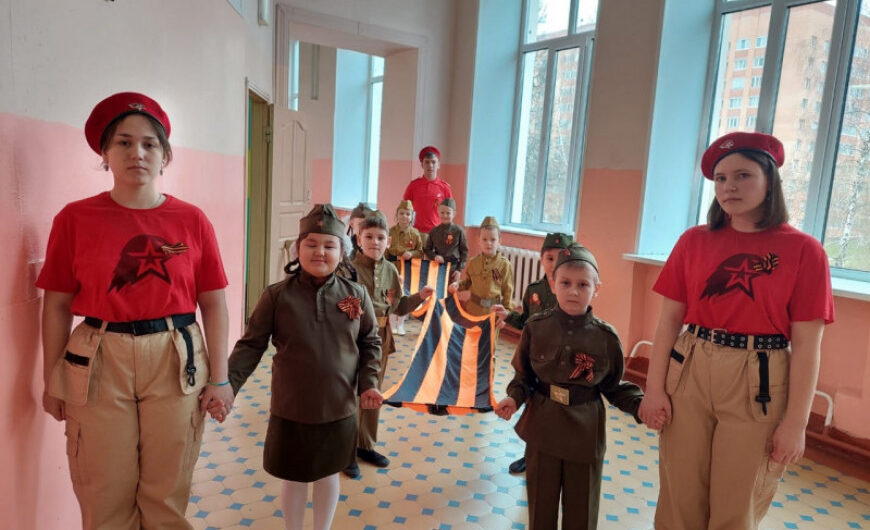 Ветераны Егорьевского «БОЕВОГО БРАТСТВА» передали Знамя Победы школе №2