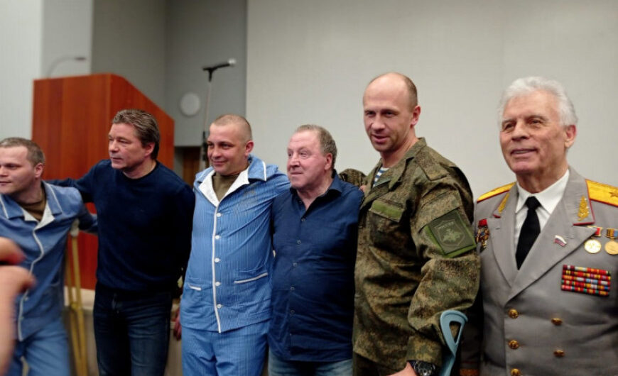 Ветераны Красногорского «БОЕВОГО БРАТСТВА» с артистами посетили военный госпиталь