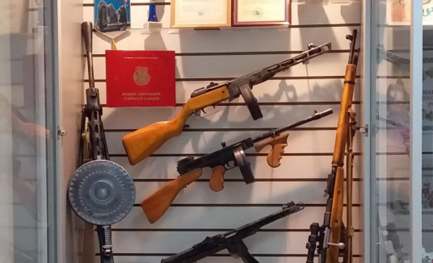 В Ямкине первичное отделение «БОЕВОГО БРАТСТВА» создало выставку образцов оружия