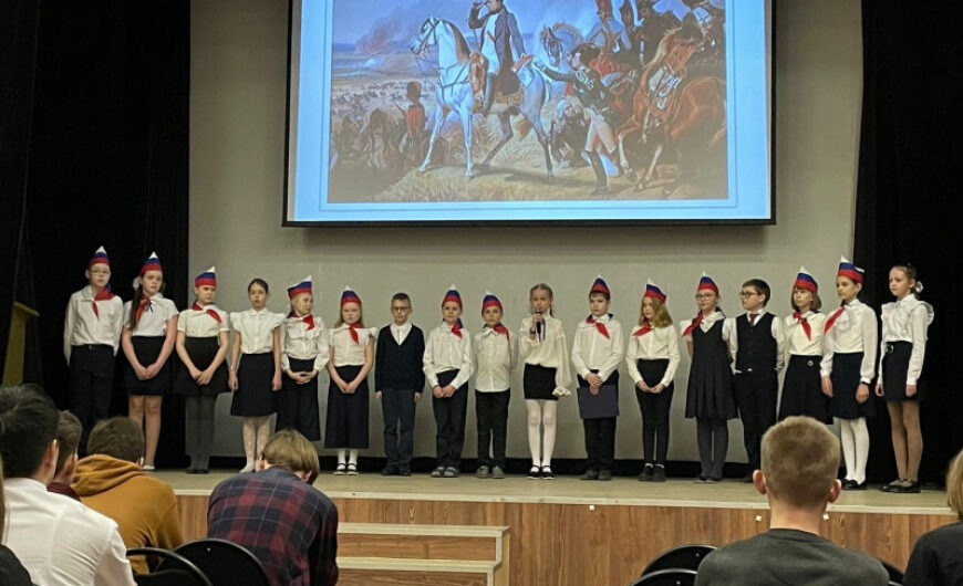 Ветеран и активисты школьного музея выступили на уроке мужества
