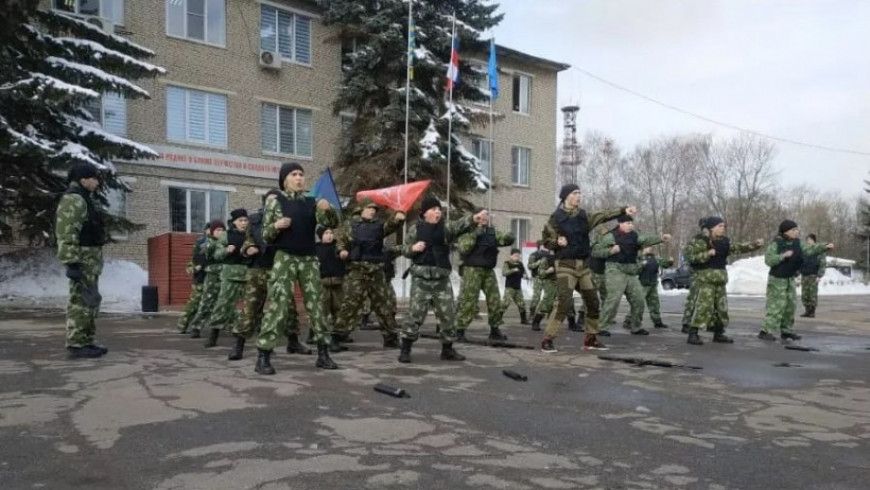 Воспитанники клуба «Каскад» провели показательное выступление перед солдатами