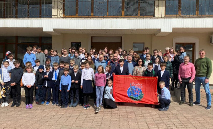 Юные жители Донбасса встретились с ветеранами «БОЕВОГО БРАТСТВА» и скульптором Романом Фашаяном
