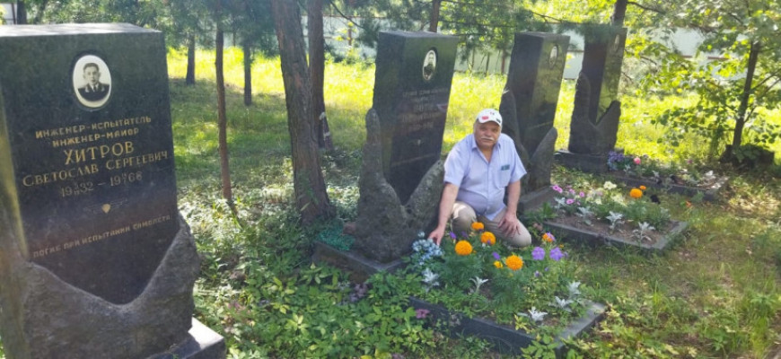 Руководитель Щёлковского «БОЕВОГО БРАТСТВА» принес цветы к могиле лётчиков-испытателей 