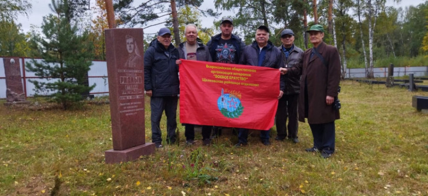 Щелковские ветераны высадили красную и черную рябину на мемориальном кладбище