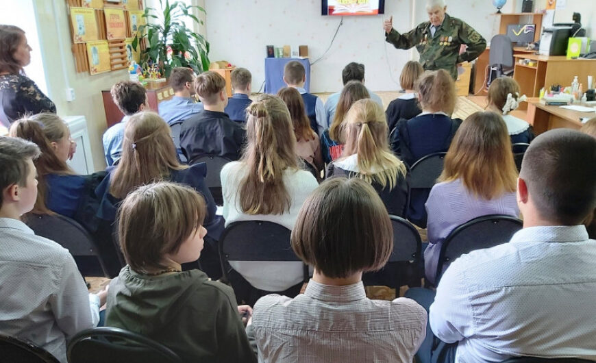 Историк Валерий Ананьев из Лотошинского отделения провел патриотический час для школьников