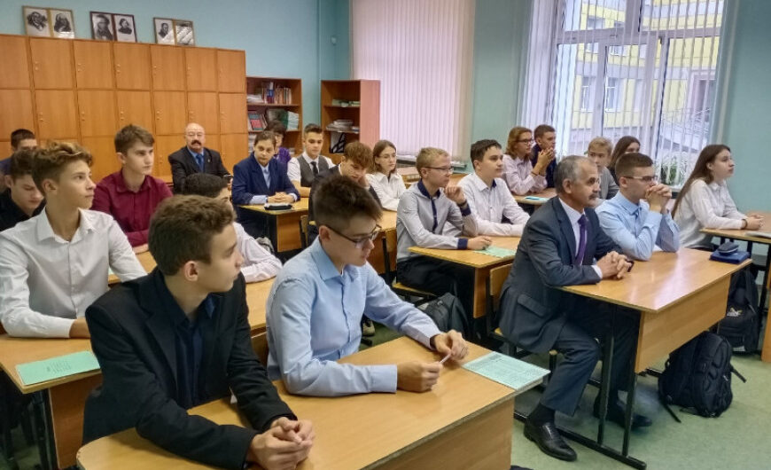 Урок мужества «Разговор о важном» провел депутат Владимир Шапкин