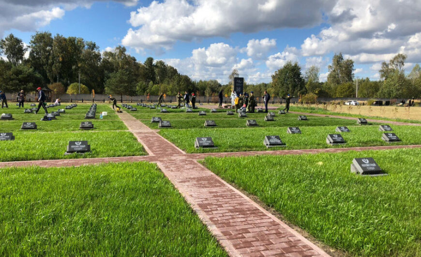 Ветераны и юнармейцы из Пушкина произвели уборку на Богородском кладбище