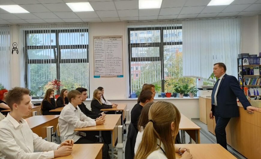 Ветеран Геннадий Попов рассказал десятиклассникам о работе «БОЕВОГО БРАТСТВА»