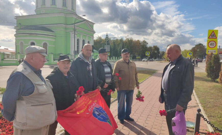 В Озёрах ветераны возложили цветы к бюсту маршала Михаила Катукова