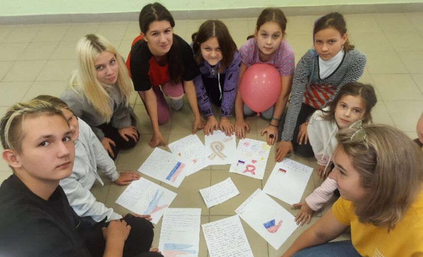 Школьники написали письма солдатам под руководством домодедовского волонтера