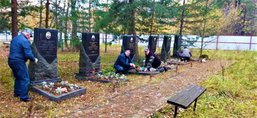 Щелковские ветераны высадили цветы на кладбище 8-й дивизии особого назначения