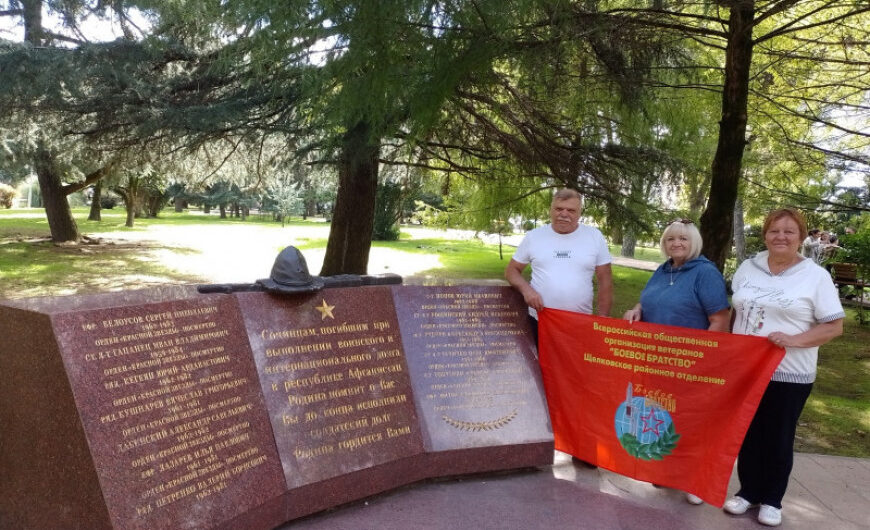 Щелковский ветеран принес цветы к памятнику воинам-интернационалистам