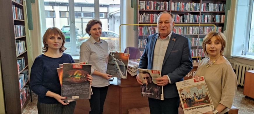 Ветеран Анатолий Андронов подарил библиотеке последнюю годовую подписку журнала «Огонёк»