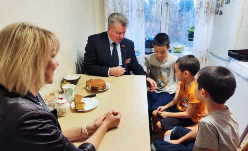 Николай Черкасов посетил многодетную семью в Щёлкове