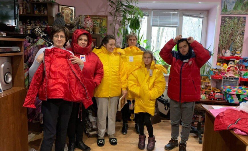 Ветераны из Пушкина подарили детям куртки