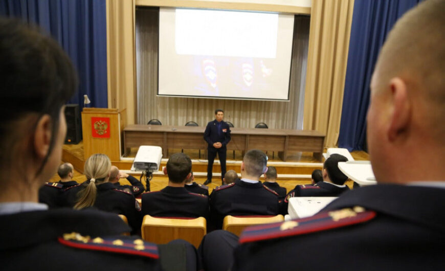 Майор полиции в отставке Олег Наливайко провел урок мужества для курсантов МВД