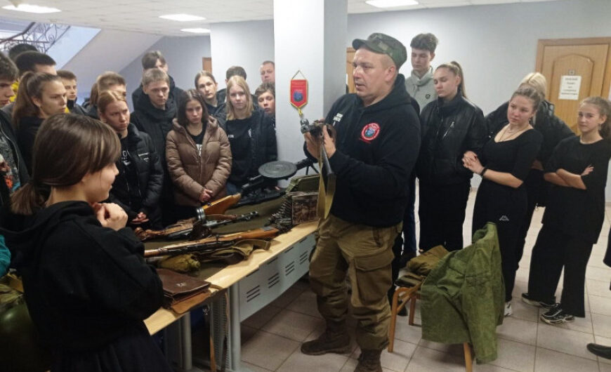 Уроки мужества для детей из ДНР провели поисковики группы «Победа»