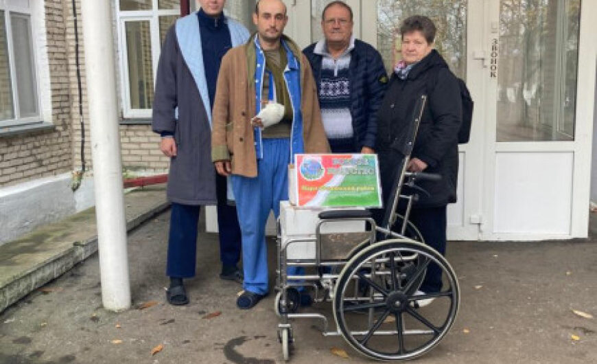 Нарофоминцы передали госпиталю инвалидную коляску и подарки