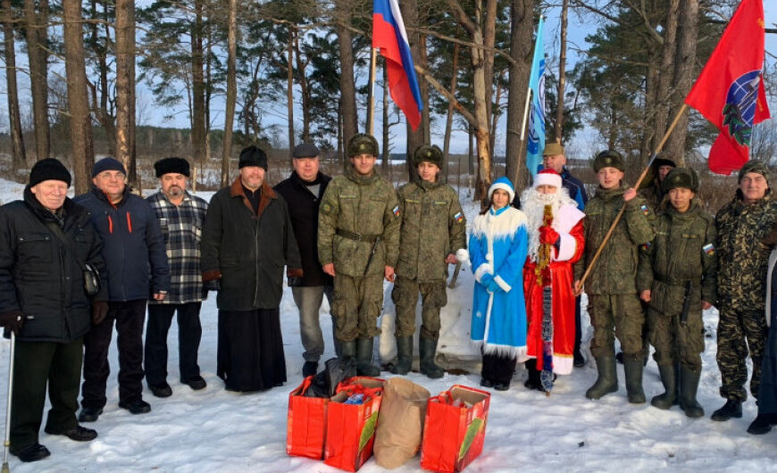 Лотошинские ветераны привезли подарки военнослужащим из соседней части
