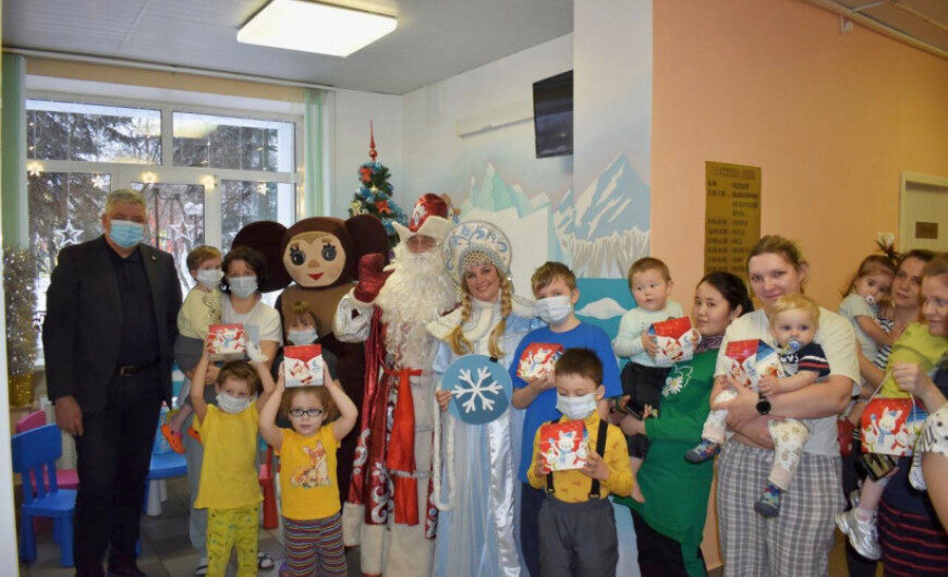 Ветеран «БОЕВОГО БРАТСТВА» Тарас Ефимов вручил новогодние подарки маленьким пациентам больницы