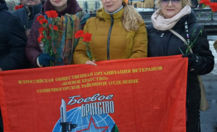 Солнечногорцы возложили цветы к памятнику «Воину-освободителю»