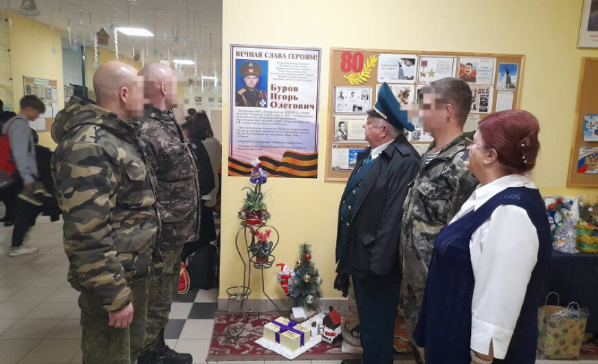 В дмитровской школе №3 открыли мемориальную доску Игорю Бурову