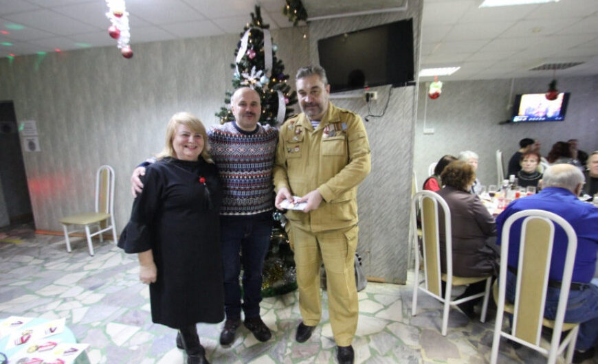 Руководитель Воскресенского отделения Юрий Слепцов вручил ветеранам юбилейные медали