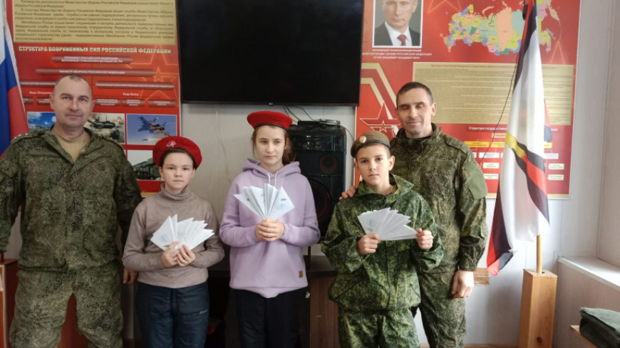 Воспитанники ВТК «Стяг» изготовили открытки для солдат в зоне СВО